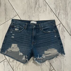 Mid rise boyfriend distressed short
